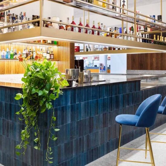 Des couleurs et des matériaux contrastés pour le Juiss Premium Bar