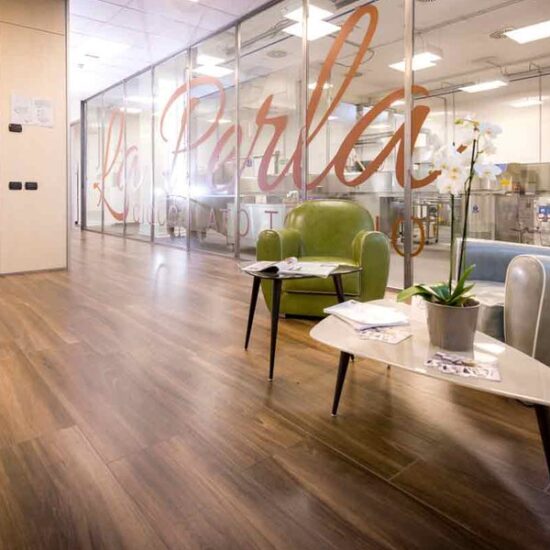 La chaleur accueillante de Treverkchic pour une chocolaterie à Turin