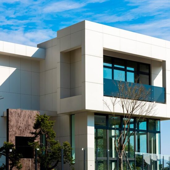 Façades ventilées et grès cérame : un duo gagnant pour une architecture toujours plus verte