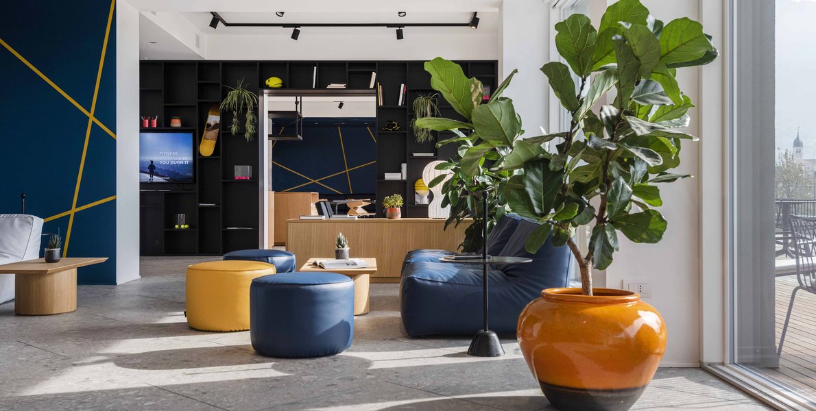 Jeux de lignes et couleur pour l'hôtel Hoody Active & Happiness avec le grès Mystone Ceppo di Gré