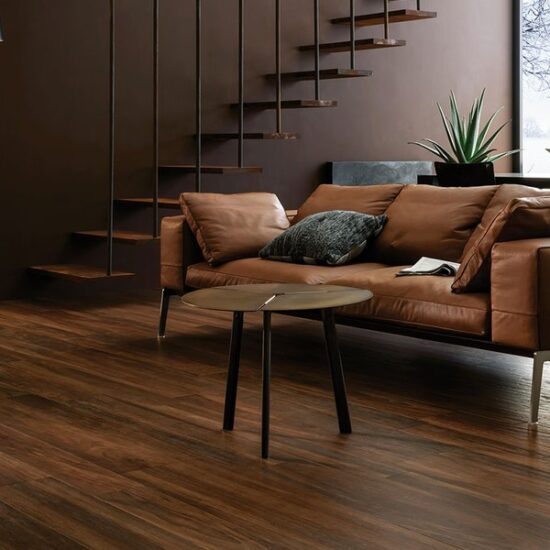 Réchauffez l'atmosphère de la maison avec les grès effet bois de Marazzi.