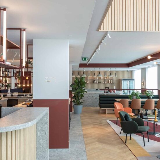 Des dalles en grès sur mesure pour un restaurant moderne à Bruxelles