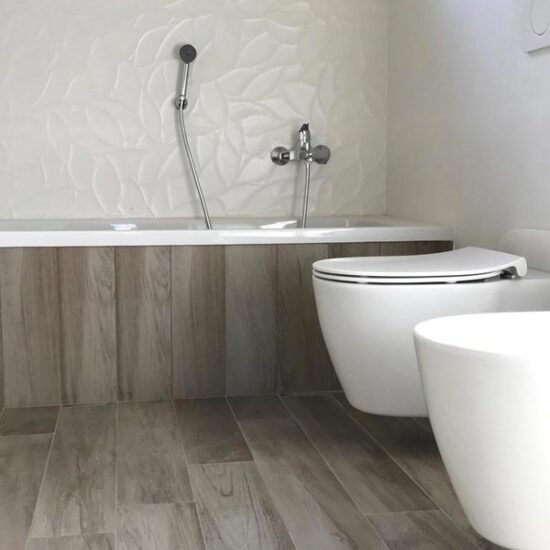 La chaleur du grès imitation bois se mêle à l'innovation des revêtements muraux 3D de fine épaisseur